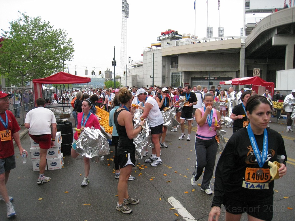 Flying Pig 2009 0345.jpg - A table full of orange slices... I didn't have any, looked like a great H1N1 source.